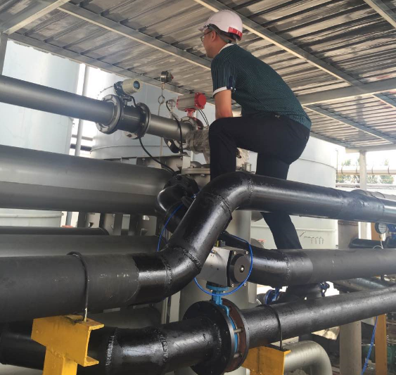 燁立工程師在現場調試安裝